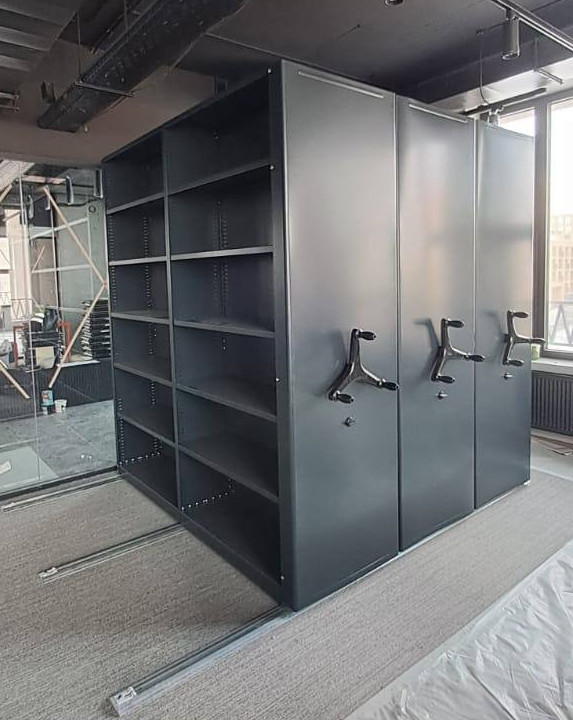 Цветные стеллажи окрашенные под дизайн офиса