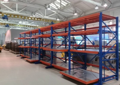 Стеллажи с выкатными платформами с потолочной кран-балкой, тельфером