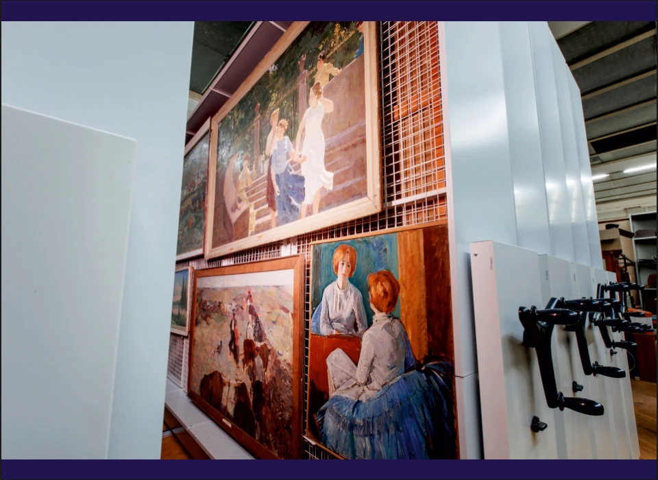 Мобильные стеллажи для картин и репродукций в фондохранилище