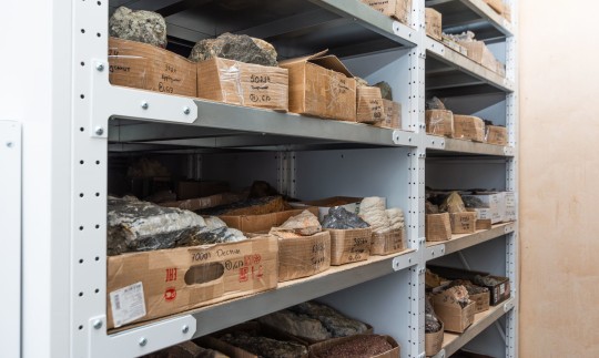 стеллажи для тяжелых геологических образцов и минералов