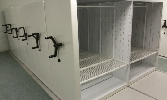 Стеллажи для одежды с перфорированными стойками и полками