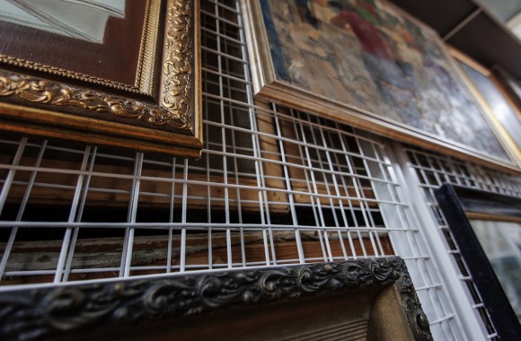 Стеллажи с сетками для картин