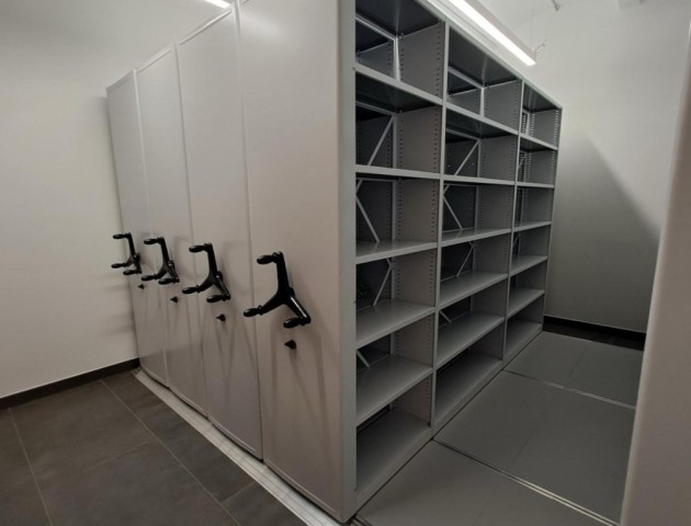 Мобильные стеллажи с фальшполом