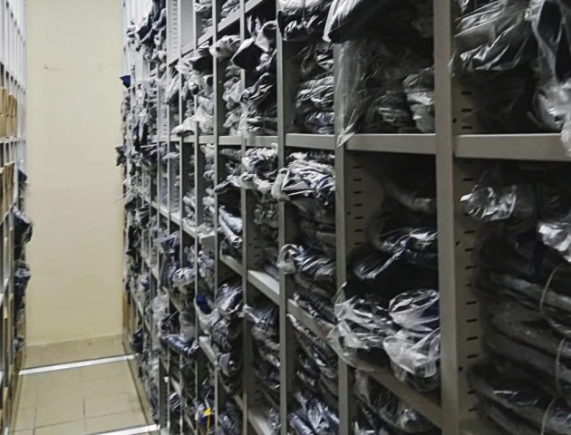 мобильные стеллажи с ячейками для одежды