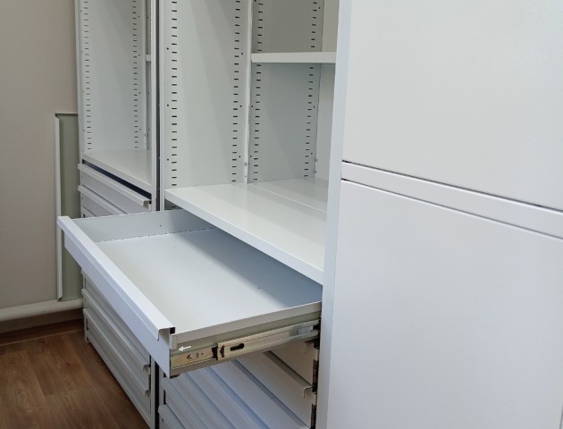 металлические выдвижные ящики на стеллаже