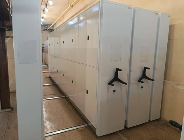 Передвижные стеллажи с дверями для индивидуального доступа