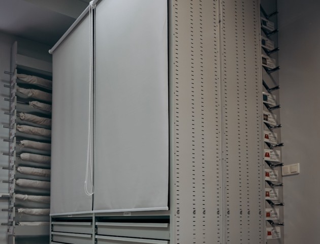 Стеллажи с жалюзи для одежды