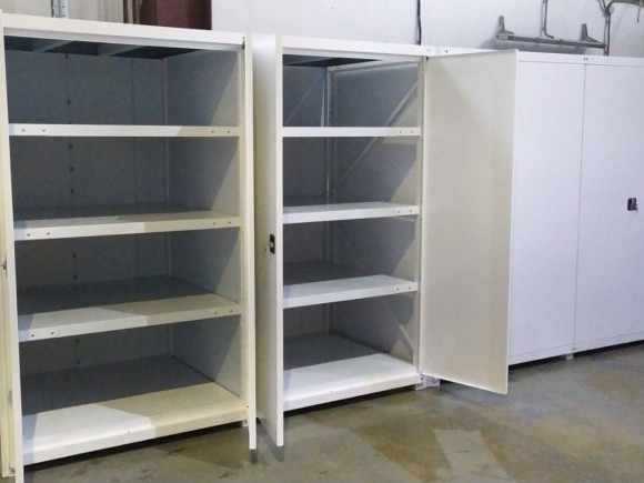 Задняя стенка на металлических стеллажах